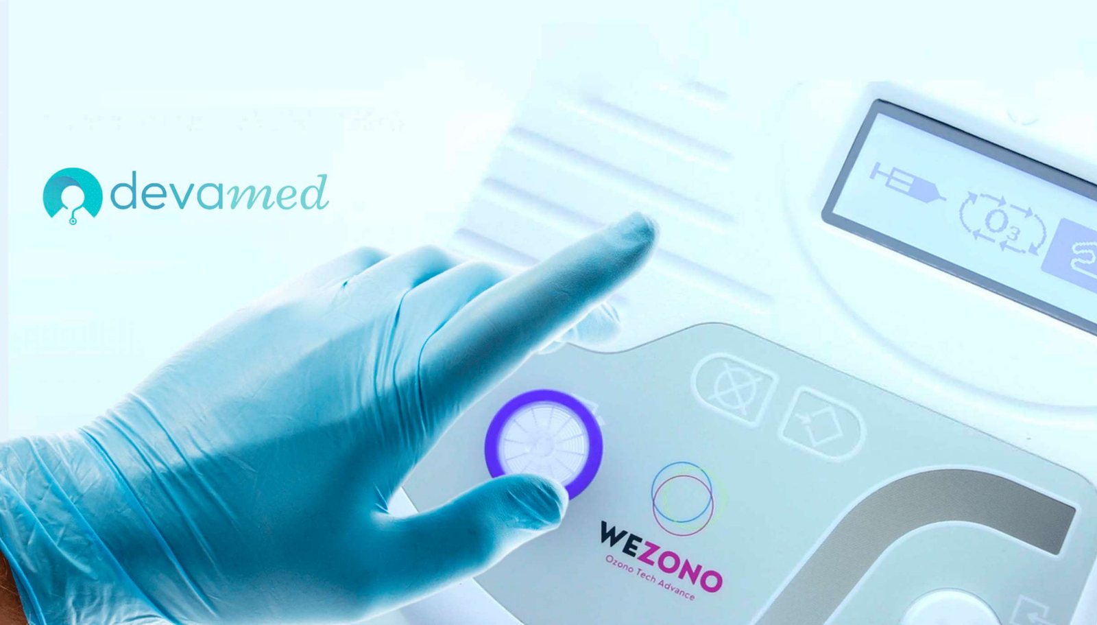 Mano con guanto che utilizza l’interfaccia Wezono Ozonette 2.0